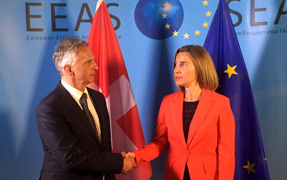 Federal Councillor Burkhalter shaking hands with the EU High Representative for Foreign Affairs and Security Policy, Federica Mogherini, in the margins of the Brussels conference on Syria. 