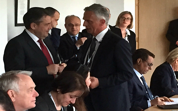 Le conseiller fédéral Didier Burkhalter s’entretient avec le ministre allemand des affaires étrangères Sigmar Gabriel pendant la conférence sur la Syrie organisée à Bruxelles.