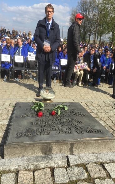 Moment de recueillement pour Benno Bättig, président en exercice de l’Alliance internationale pour la mémoire de l’Holocauste (HRA), à l’occasion de la Marche des vivants. 