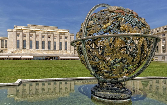 La sfera armillare dono della Fondazione Woodrow Wilson, davanti al Palazzo delle Nazioni, sede principale dell’ONU a Ginevra.