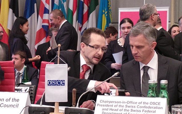 Thomas Greminger (ici en 2014 en compagnie du conseiller fédéral et à l’époque président en exercice de l’OSCE Didier Burkhalter) a assumé entre 2010 et 2015 la fonction de représentant permanent de la Suisse auprès de l’OSCE. © DFAE