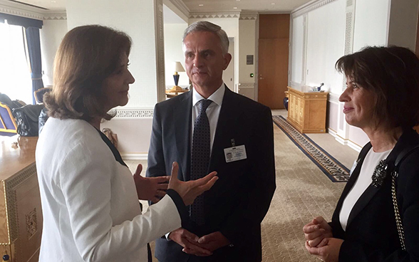 Le conseiller fédéral Didier Burkhalter et la présidente de la Confédération Doris Leuthard discutent avec la ministre colombienne des affaires étrangères María Ángela Holguín Cuéllar.