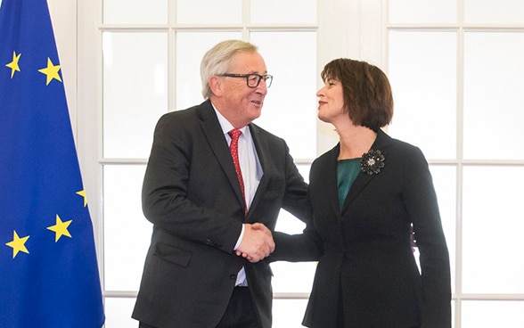 Doris Leuthard und Jean-Claude Juncker geben sich die Hand.