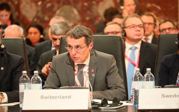 Il consigliere federale Ignazio Cassis parla durante la Conferenza ministeriale dell’OSCE.