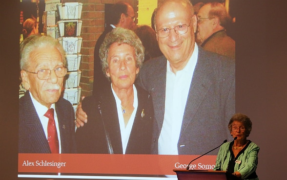 Agnes Hirschi, Stieftochter von Carl Lutz, stellt das Buch «Under Swiss Protection» über das Leben von Carl Lutz vor.