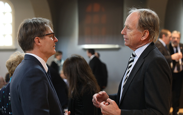 Benno Bättig, segretario generale del DFAE e futuro presidente dell’IHRA (destra), discute con l’ambasciatore della Repubblica federale di Germania in Svizzera, Otto Lampe.