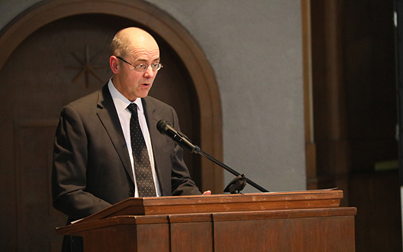 François Wisard, capo del servizio storico del DFAE, pronuncia un discorso in occasione della Giornata internazionale dedicata alla memoria delle vittime dell’Olocausto.