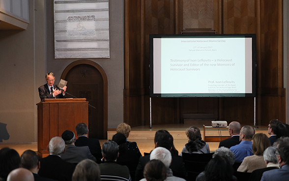 Professor Ivan Lefkovits, Holocaust-Überlebender, präsentiert sein Werk «Memoiren von Holocaust-Überlebenden», das bereits auf Deutsch erschienen ist und demnächst auch auf Französisch vorliegen wird.