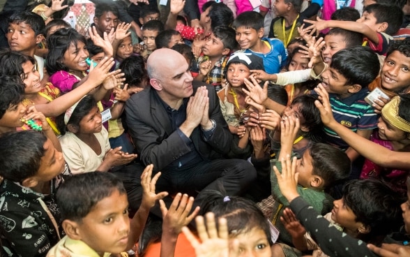 Bundespräsident Alain Berset umringt von Kindern beim Besuch des Kutupalong Rohingya Flüchtlingslager in Cox’s Bazar.