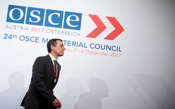 Il capo della diplomazia svizzera Ignazio Cassis va a una riunione dell’OSCE nel 2017.