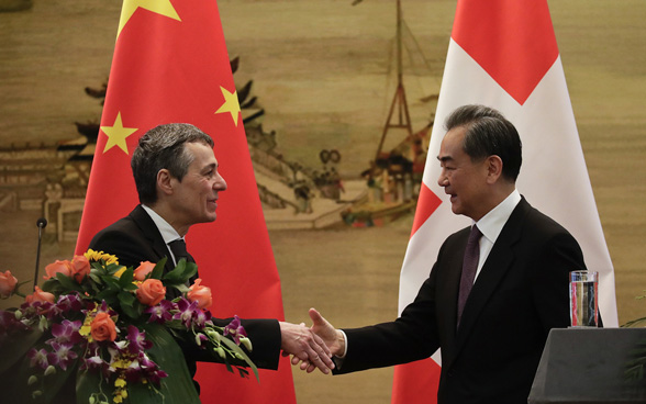 Le ministre suisse des affaires étrangères Ignazio Cassis serre la main du conseiller d'Etat et ministre des affaires étrangères chinois, Wang Yi, après leur conférence de presse commune à Pékin, le 3 avril 2018. 