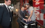 Bei seinem Besuch an der Muba18 übt sich Bundesrat Ignazio Cassis im Siebdruck.