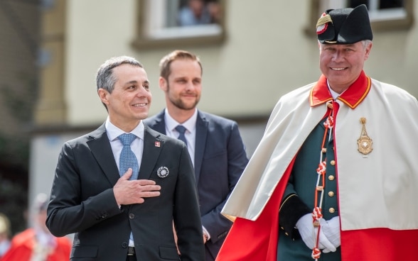Bundesrat Ignazio Cassis lächelt der appenzellischen Bevölkerung zu mit der Hand auf der Brust.