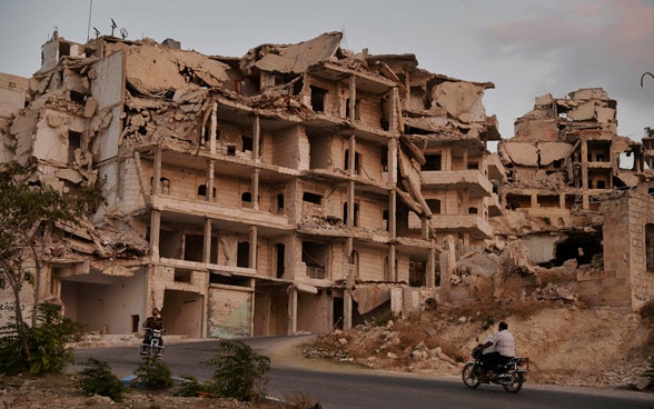 Degli edifici vengono distrutti durante i combattimenti nel nord della Siria