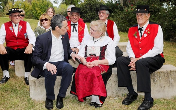 Le conseiller fédéral Ignazio Cassis échange avec des membres de la communauté suisse en Uruguay.