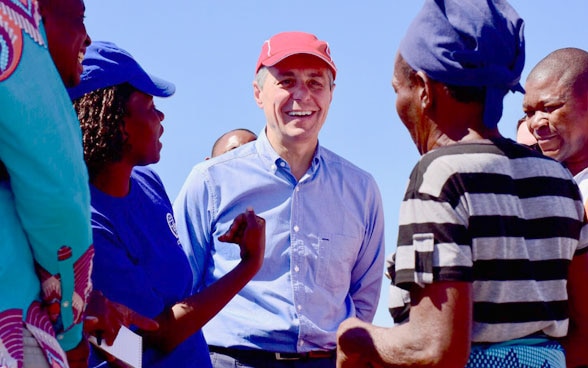 Le conseiller fédéral Ignazio Cassis discute avec un groupe de jeunes, à Beira, dans le nord du Mozambique.