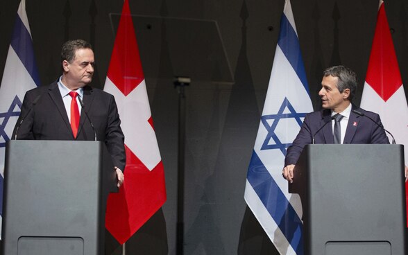 Bundesrat Ignazio Cassis unterhielt sich am Rande der Feierlichkeiten mit dem israelischen Aussenminister Israel Katz.