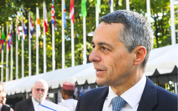 Bundesrat Ignazio Cassis steht vor dem UNO Gebäude in New York. 
