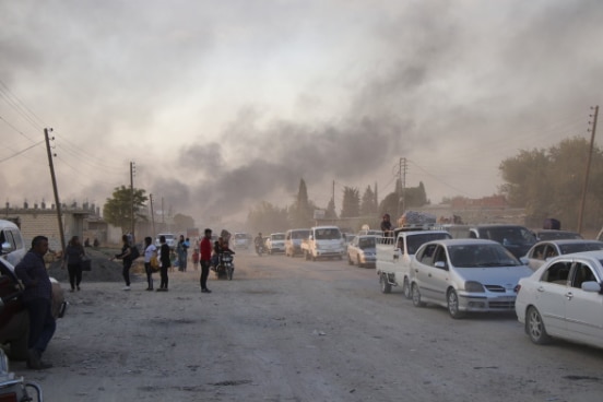 La gente fugge dai bombardamenti a Ras al Ayn, Siria nord-orientale