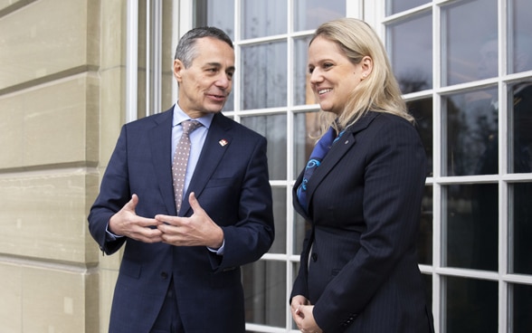 Federal Councillor Ignazio Cassis and Liechtenstein's foreign finister Katrin Eggenberger have a friendly conversation on a balcony. 