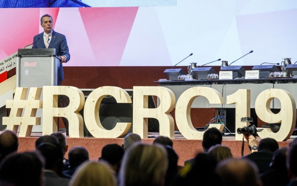 Le Ministre suisse des affaires étrangères, Ignazio Cassis, prononce son discours lors de la cérémonie d'ouverture de la 33e Conférence internationale de la Croix-Rouge et du Croissant-Rouge, à Genève.