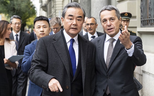 Federal Councillor Ignazio Cassis leads Chinese Foreign Minister Wang Yi and his delegation through the streets of Bern.