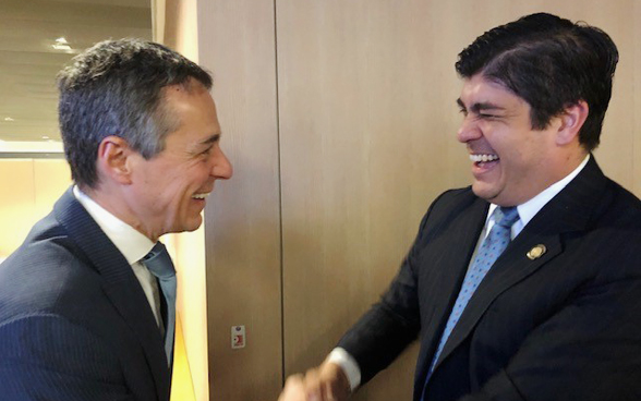 Moment convivial entre le Conseiller fédéral Ignazio Cassis et le président du Costa Rica, Carlos Alvarado. 