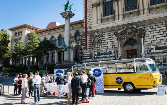 General view of the bus, diplomats, the public and La Riponne in Lausanne
