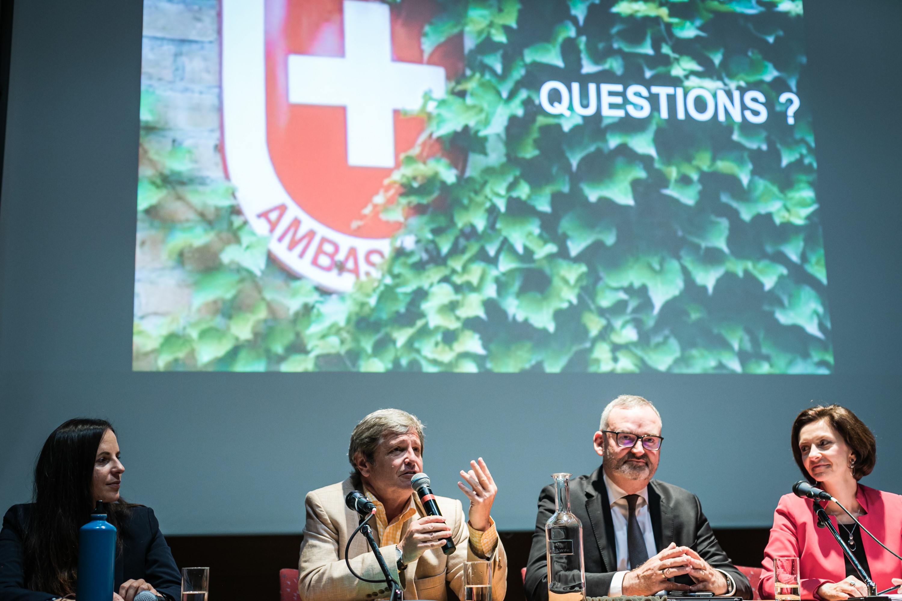 Drei Botschafter und eine Botschafterin auf dem Podium