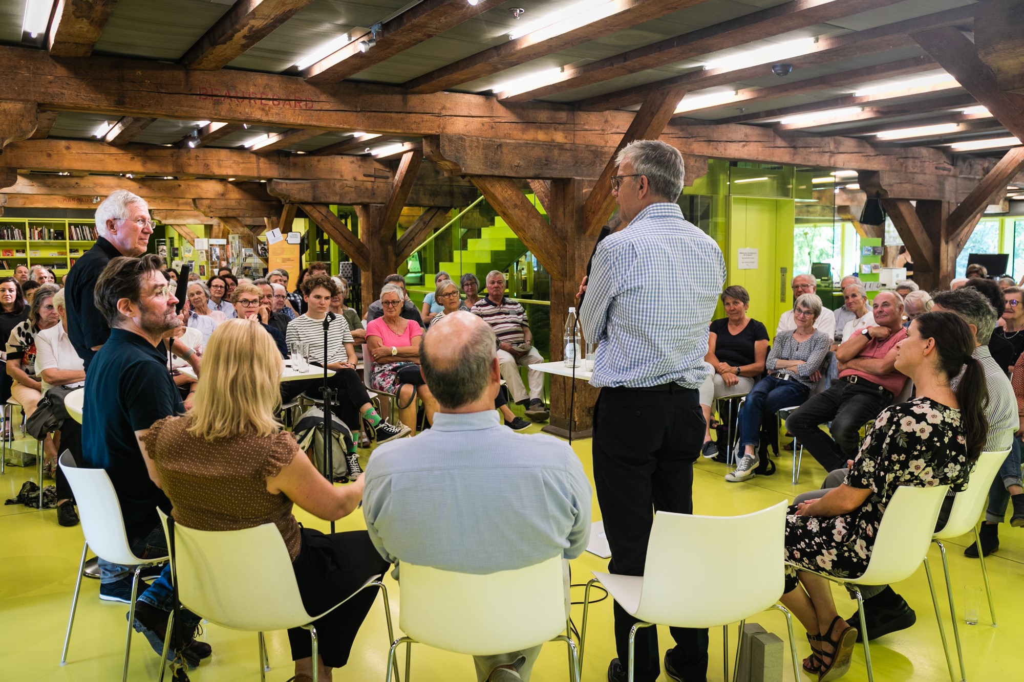 Des ambassadeurs et ambassadrices suisses discutent avec la population locale.