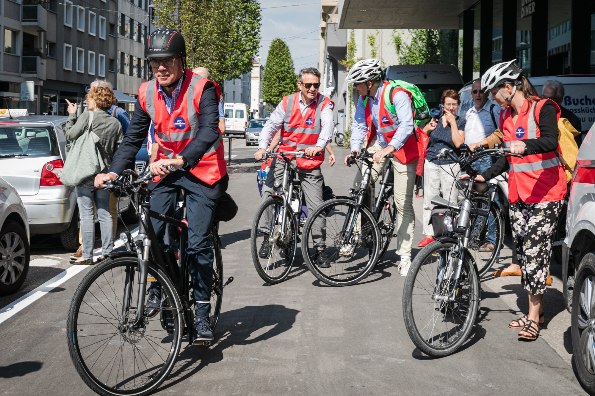 Schweizer Botschafterinnen und Botschafter auf E-Bikes.