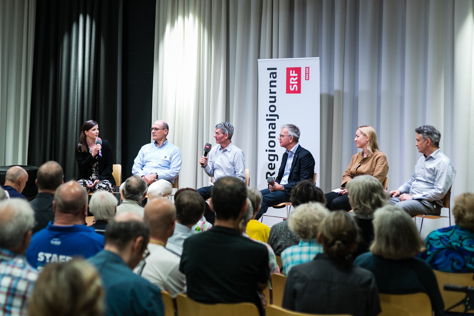 Schweizer Botschafterinnen und Botschafter diskutieren im SRF-Studio Basel.