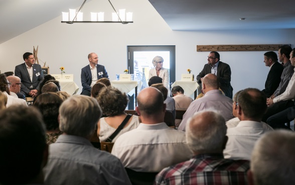 Ambasciatori e ambasciatrici svizzeri discutono con la popolazione locale.