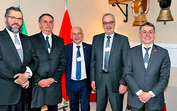 Brazilian Foreign Minister Araújo, Brazilian President Bolsonaro, Federal President Ueli Maurer and Federal Councillors Cassis and Parmelin pose for a photo at the WEF.