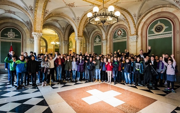 Le groupe d'enfants en visite au DFAE à l'occasion de la Journée de l'avenir en compagnie du secrétaire général Markus Seiler avant de visiter la salle de réunion du Conseil fédéral.