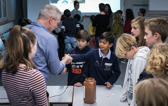 Un homme montre aux enfants comment purifier l'eau pour la rendre potable.