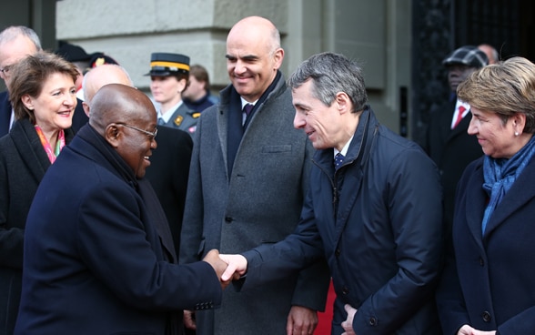 Le conseiller fédéral Ignazio Cassis a serré la main du président du Ghana, Nana Akufo-Addo, à Berne.