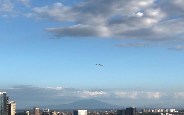 Im blauen Himmel über der philippinischen Hauptstadt Manila sticht die Boeing auf dem Weg nach Zürich hervor. 