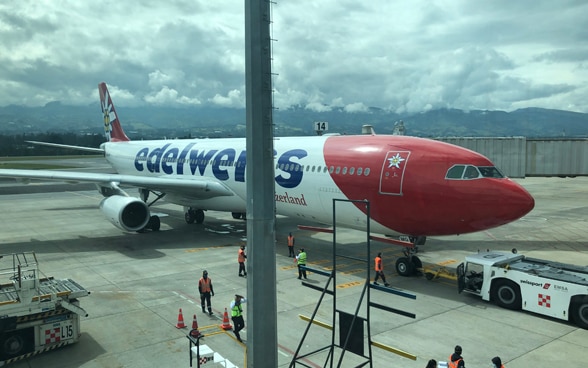 Preparing the plane on the ground. Filling the holds, refuelling, security checks: the tasks for the teams on the taxiway of Quito airport are numerous. 