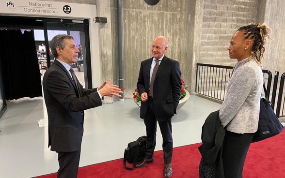 Federal Councillor Ignazio Cassis talks to new SDC Director-General Patricia Danzi outside the entrance to the National Council Chamber on the BERNEXPO site.