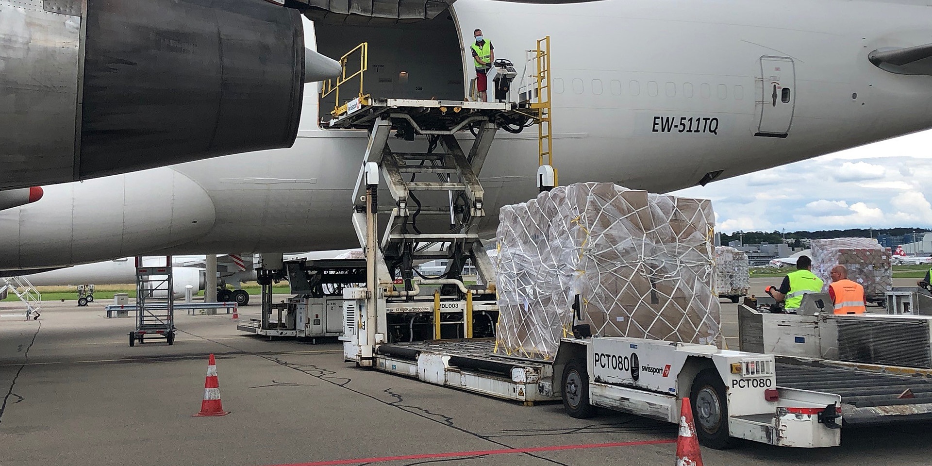 Auf dem Flughafen in Zürich werden rund 100 Tonnen Hilfsgüter mit Destination Caracas in einen Jumbo-Jet verladen. 