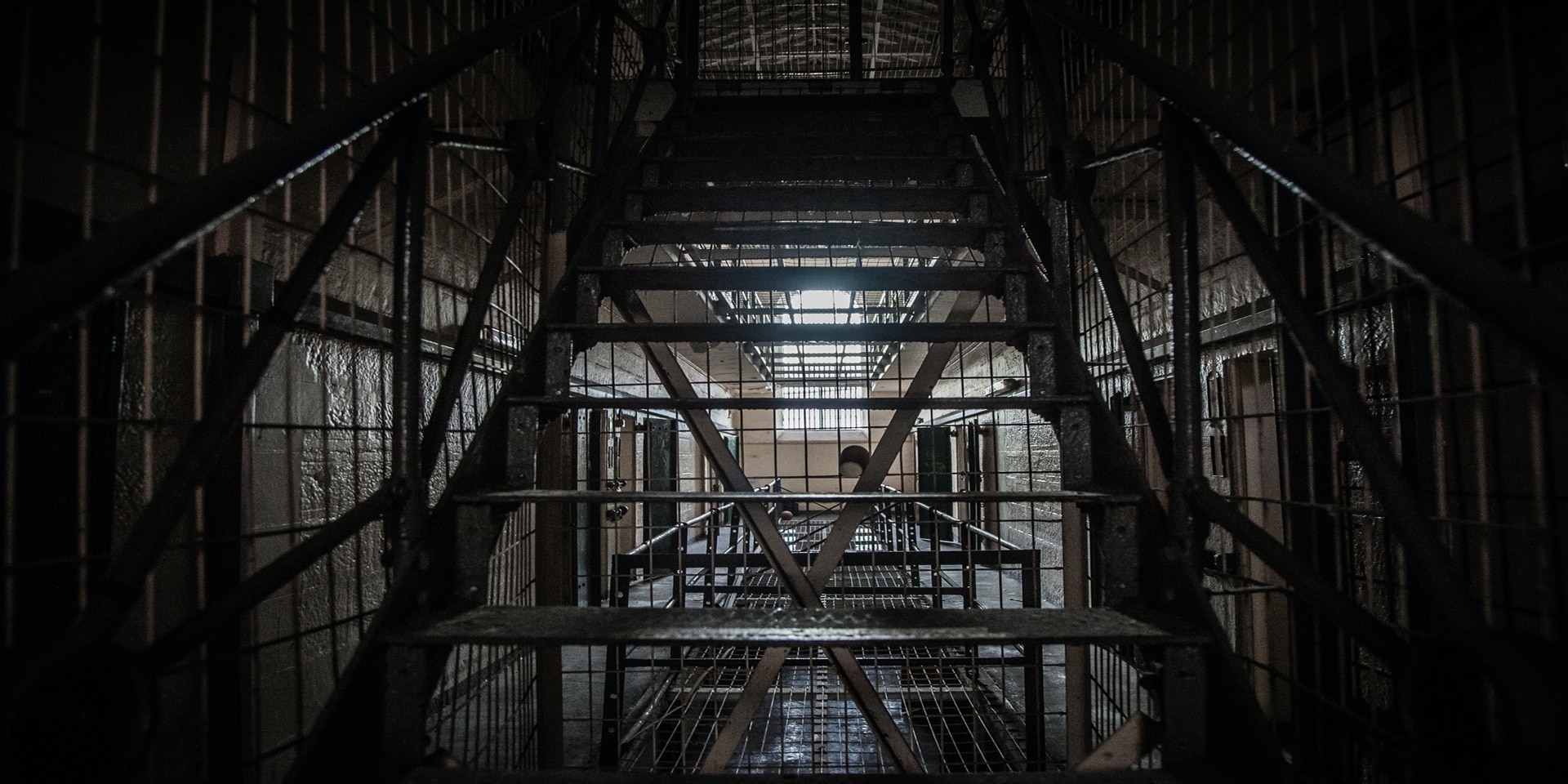 Blick in die Hallen eines Gefängnisses.