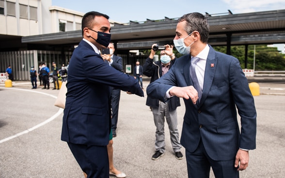 Federal Councillor Cassis and his Italian counterpart Di Maio greet each other at the border crossing in Chiasso in conformity with the FOPH.