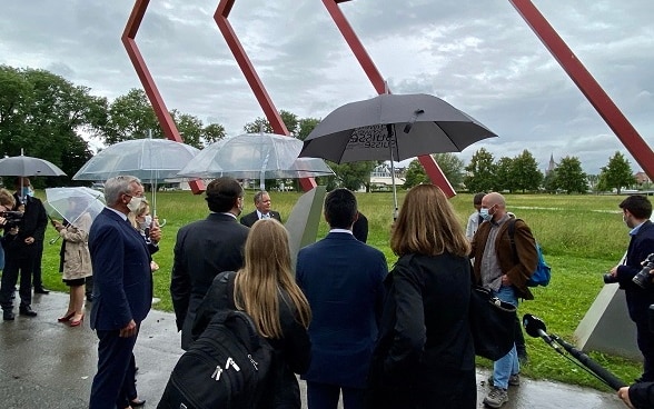 Ein Gang zur Grenze schliesst das Treffen der Vertreter der deutschsprachigen Länder in Kreuzlingen ab.