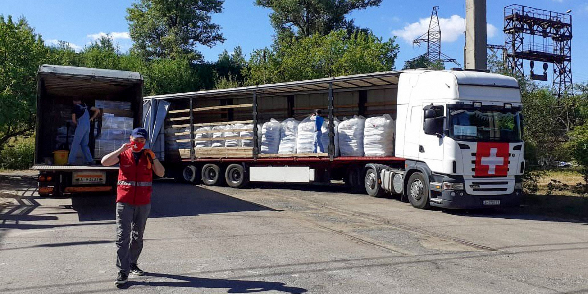 Logistiker der Humanitären Hilfe der Schweiz verladen Hilfsgüter in einen Lastwagen. 