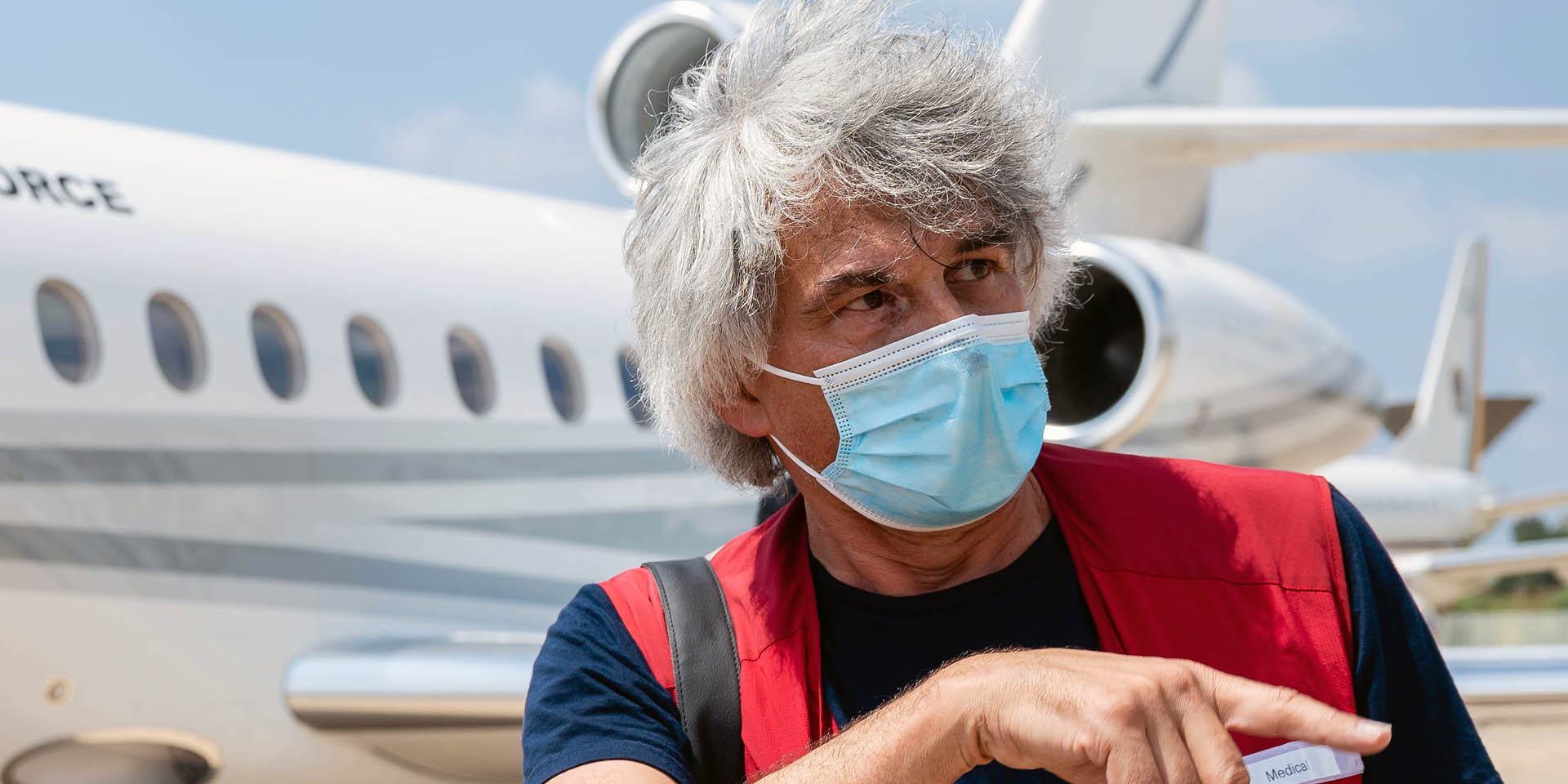  L’esperto del Corpo svizzero di aiuto umanitario Jean-Daniel Junod in primo piano davanti a un aereo, pronto a partire per la missione a Beirut. 