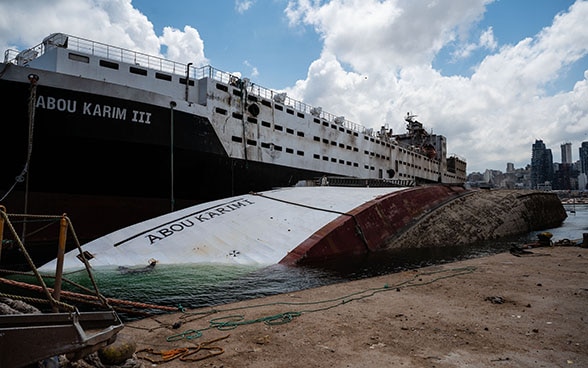 Presso il porto di Beirut si vede una nave affondata. 