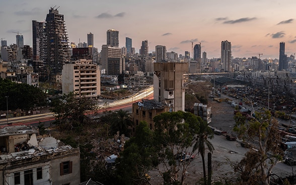 Luftaufnahme mit Blick über die Stadt Beirut.