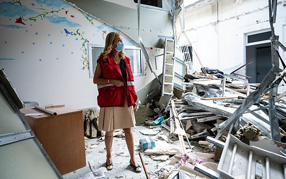 L'ambassadrice suisse Monika Schmutz Kirgöz visite un hôpital détruit.