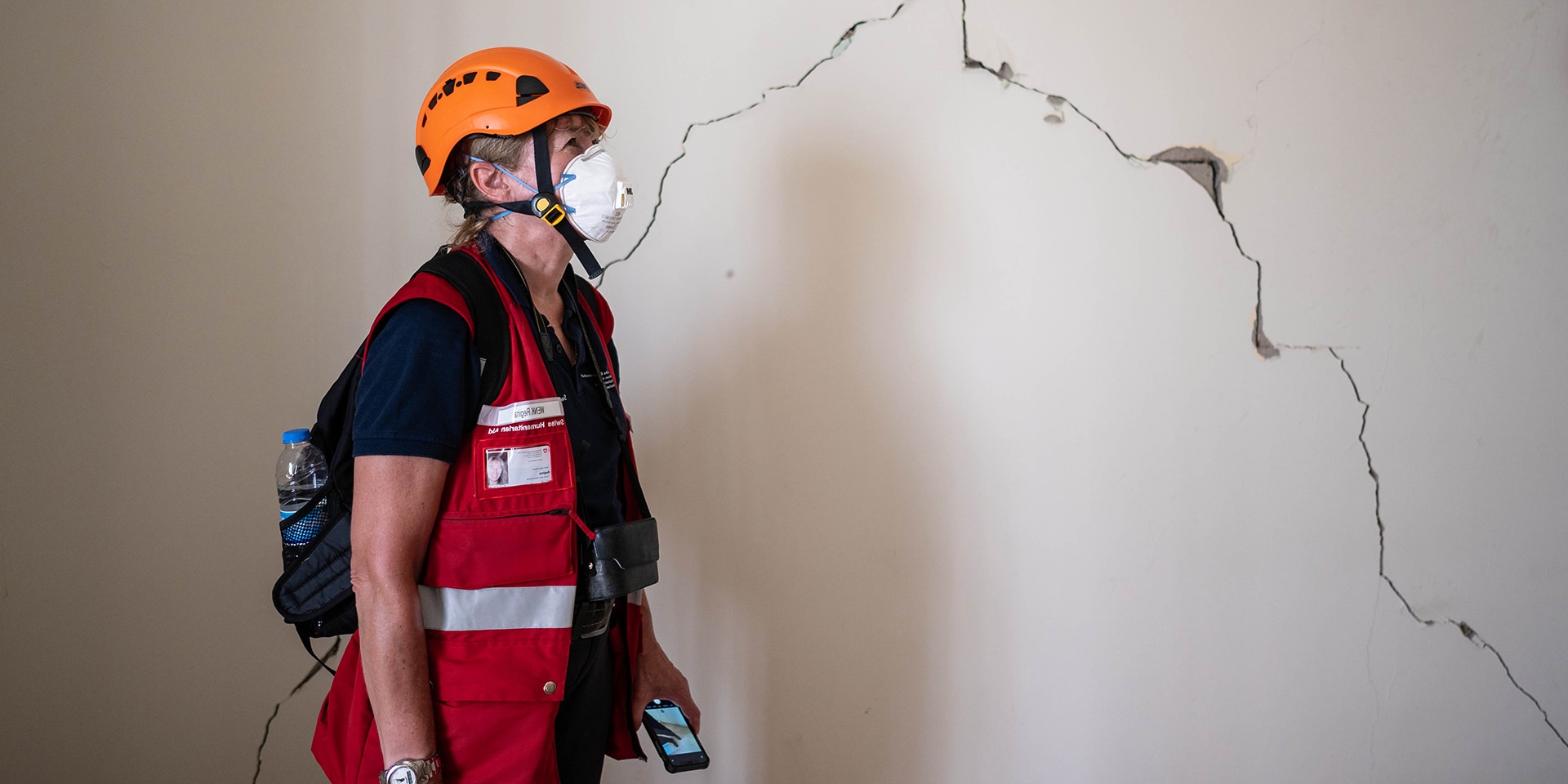 Ingenieurin Regina Wenk prüft eine beschädigte Wand auf ihre Stabilität.